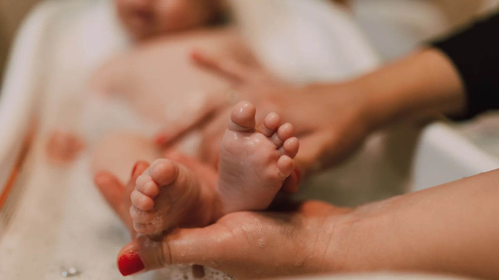 Bath Time Safety for Newborns: Temperature Support and Never-Leave Rules
